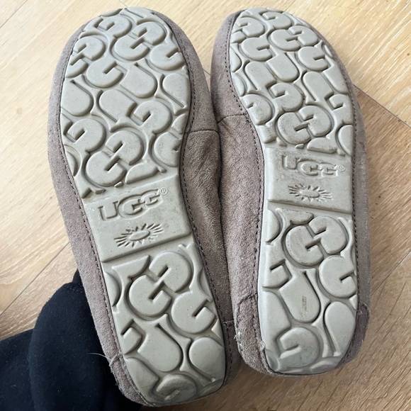Women’s size seven Ugg Ansley Slipper - Picture 2 of 2